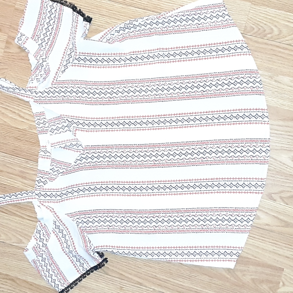E&M sleeved open shoulder top